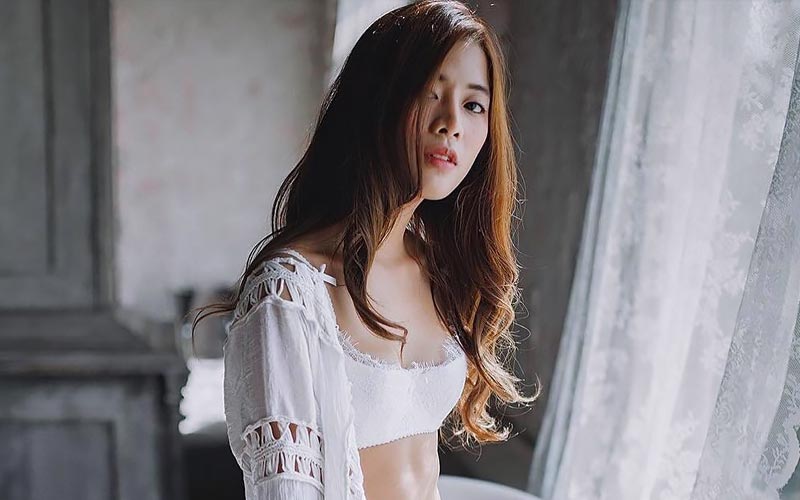 https://findasianwomen.net/wp-content/uploads/2021/06/cute-thai-bride-in-white-jacket.jpg